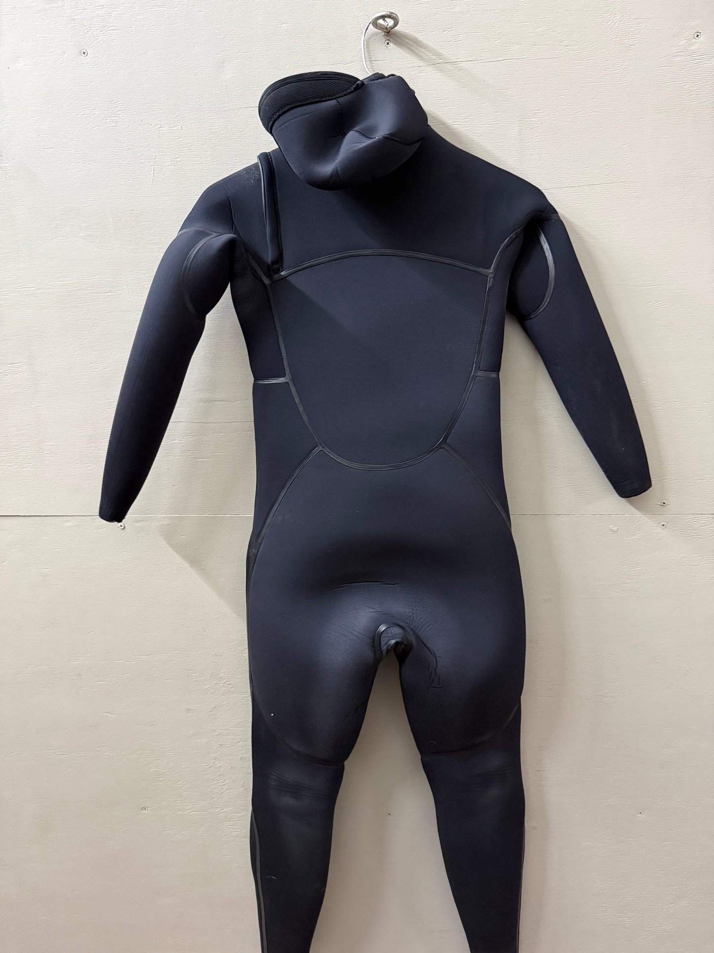 Used Womens Need Essentials 5/4 Hooded Size 10 (5'6"-5'8" | 130-150 lbs)