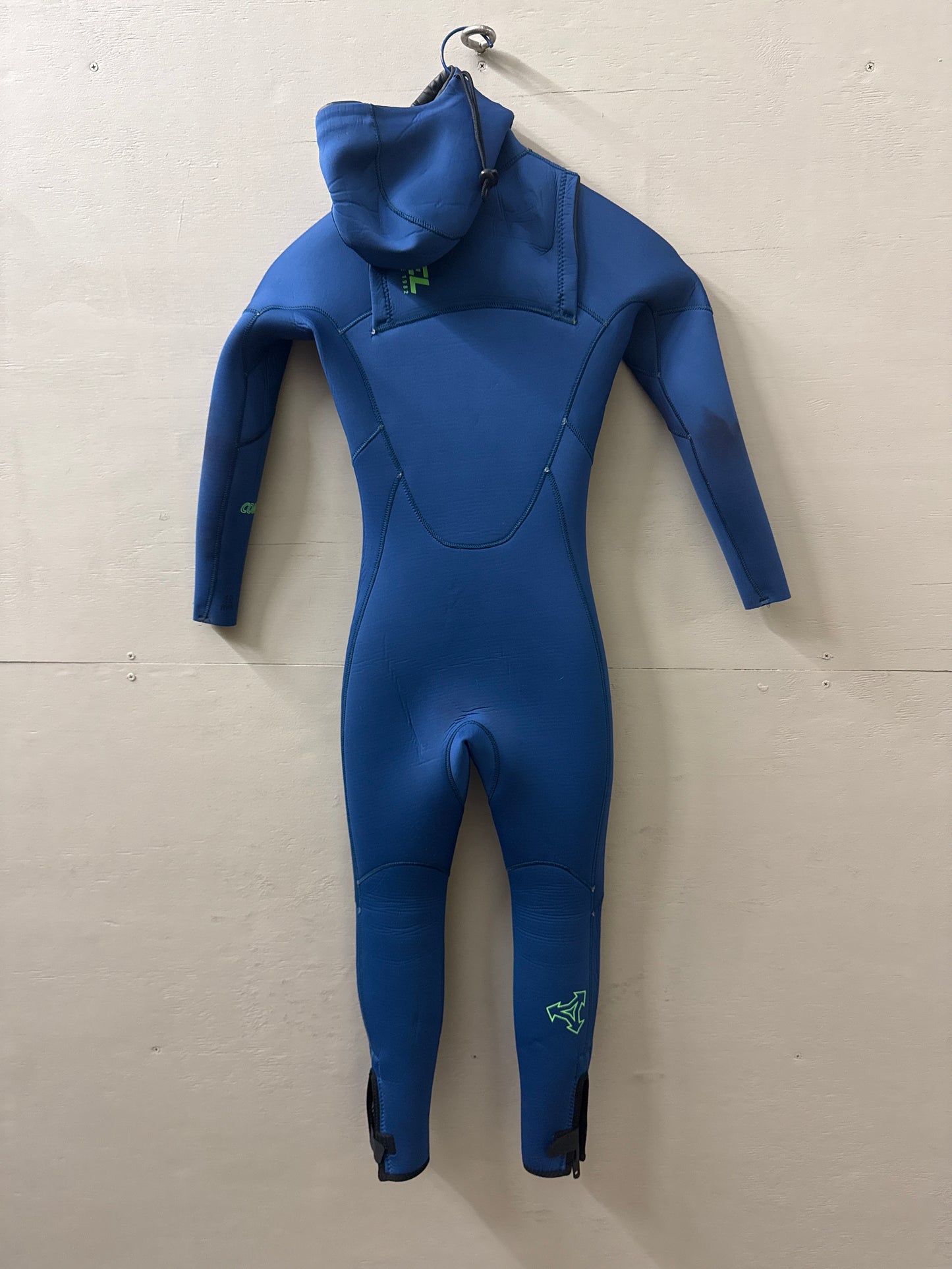 USED Youth 4/3MM Xcel Comp Wetsuit - Size 10 (70-85 Lbs) - Good