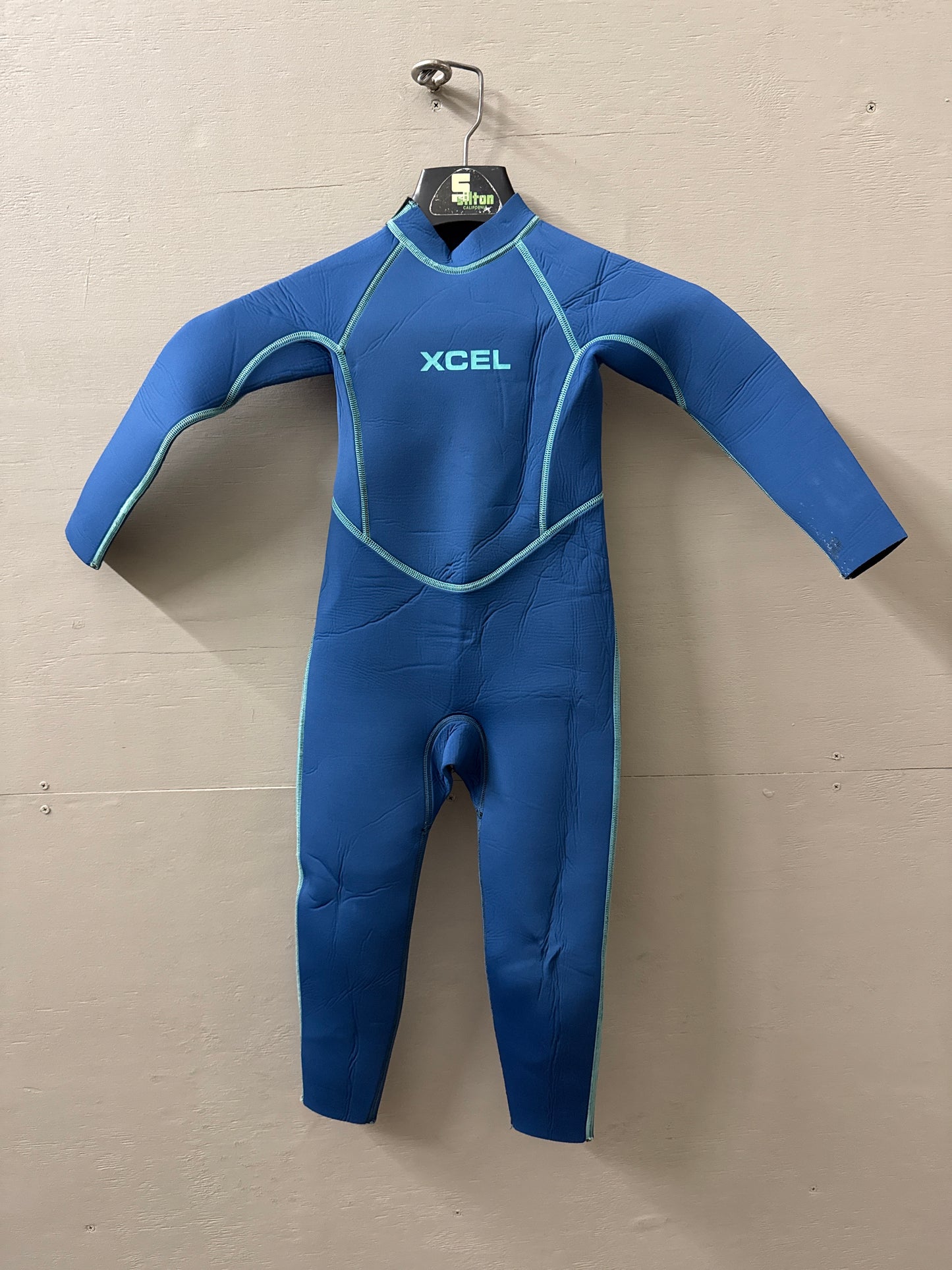 USED Youth 3MM Xcel Axis Backzip Wetsuit - Size 4 (3'10"–4'1" | 40–55 LBS) - Good