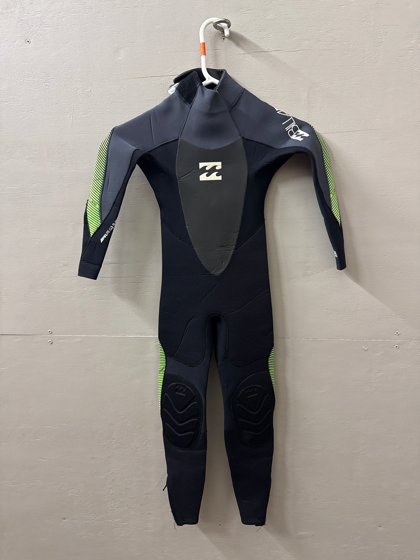 USED Youth 3/2MM Billabong Wetsuit - Size 6 (4'1"–4'4" | 50–65 lbs) - Good