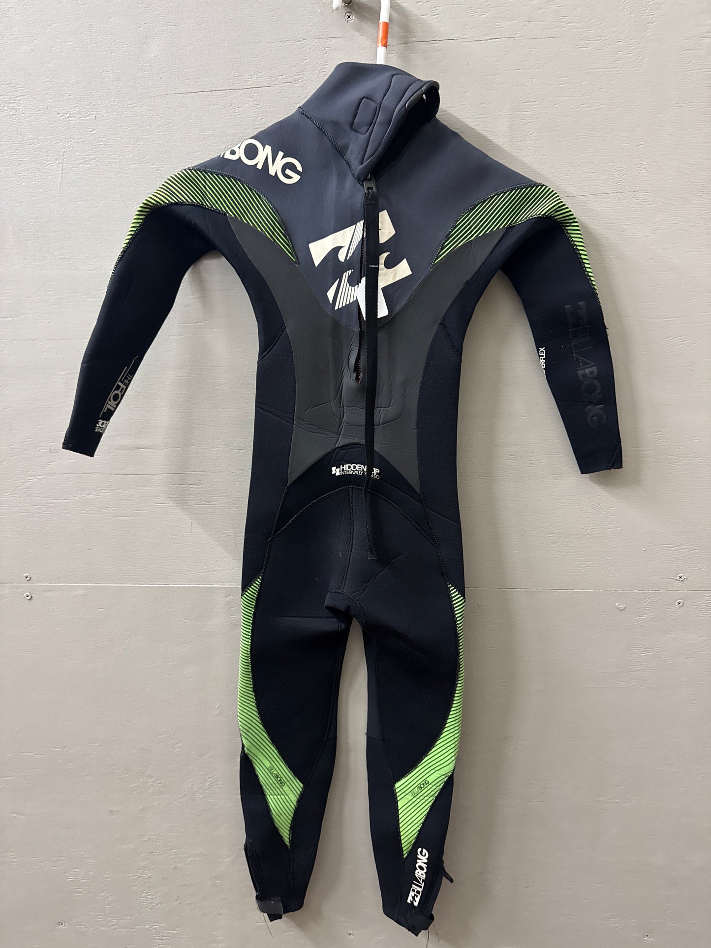 USED Youth 3/2MM Billabong Wetsuit - Size 6 (4'1"–4'4" | 50–65 lbs) - Good