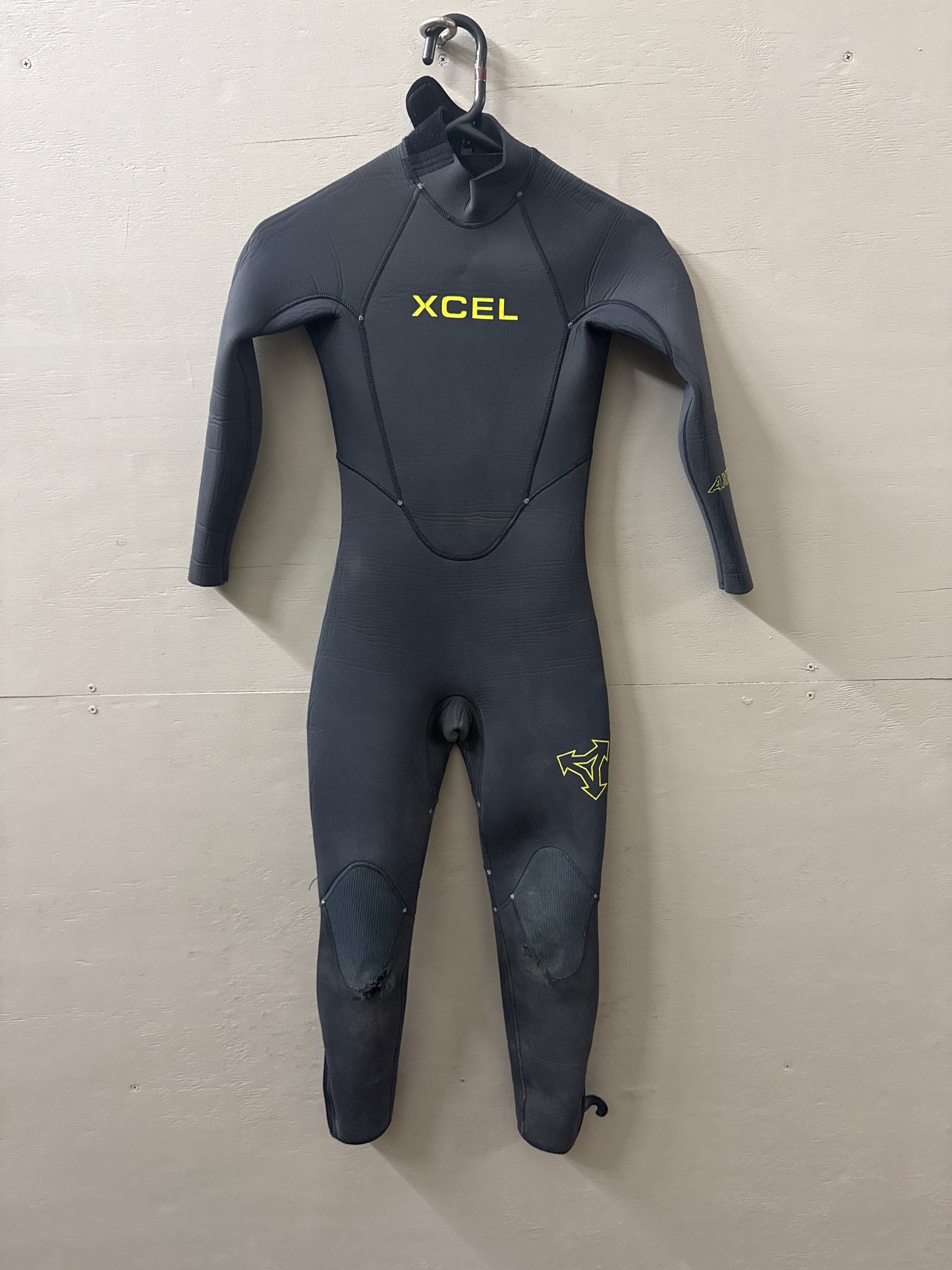 USED Youth 5/4MM Axis Backzip Wetsuit - Size 8 (4'4"–4'7" | 60–75 LBS) - Needs Repair