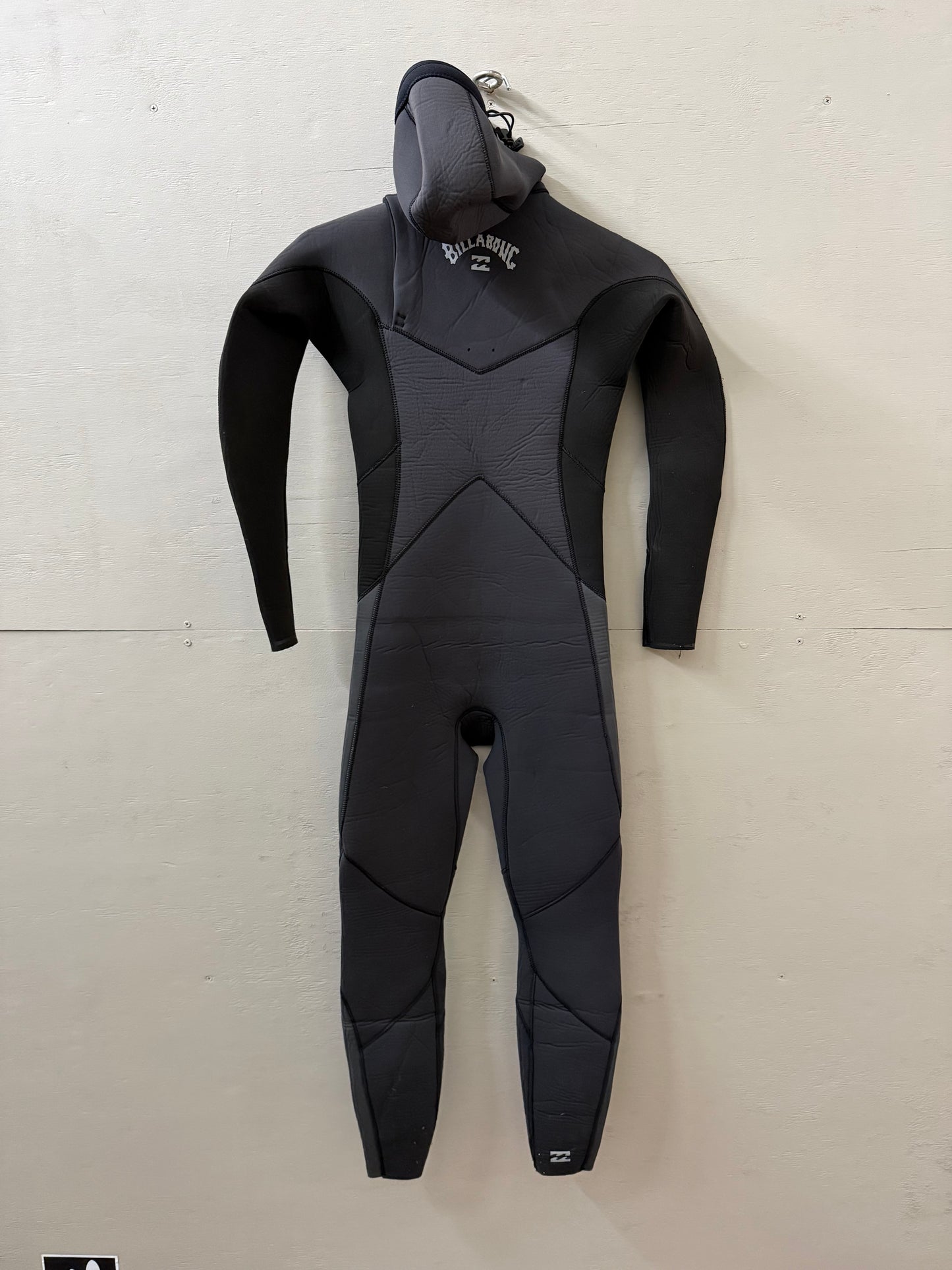 Used Youth Billabong 5/4 Wetsuit - Size 14 [100-110 Pounds]