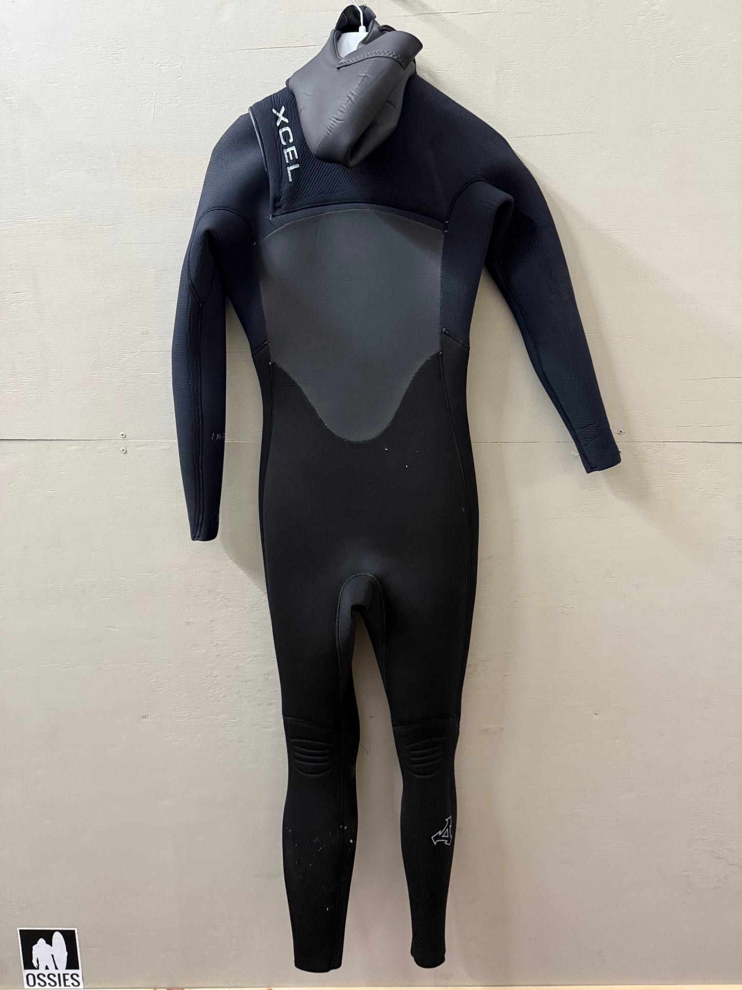 Used Womens Xcel  Hooded 4/3 8T (5''6.5"-5'8.5" | 125-140 lbs)