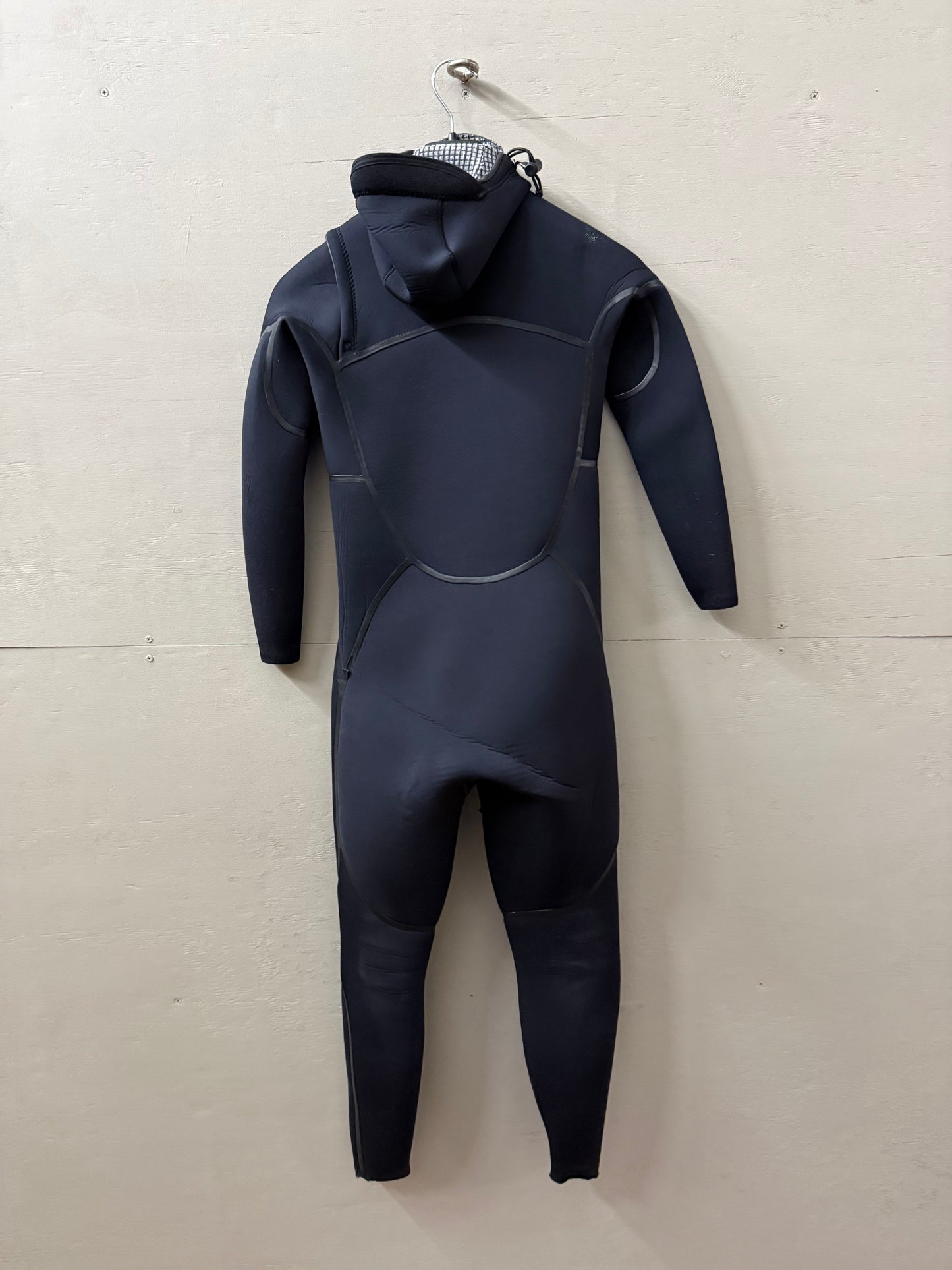 Used Womens Need Essentials Hooded 4/3 Size 8 (5'5"-5'7" | 120-135 lbs)
