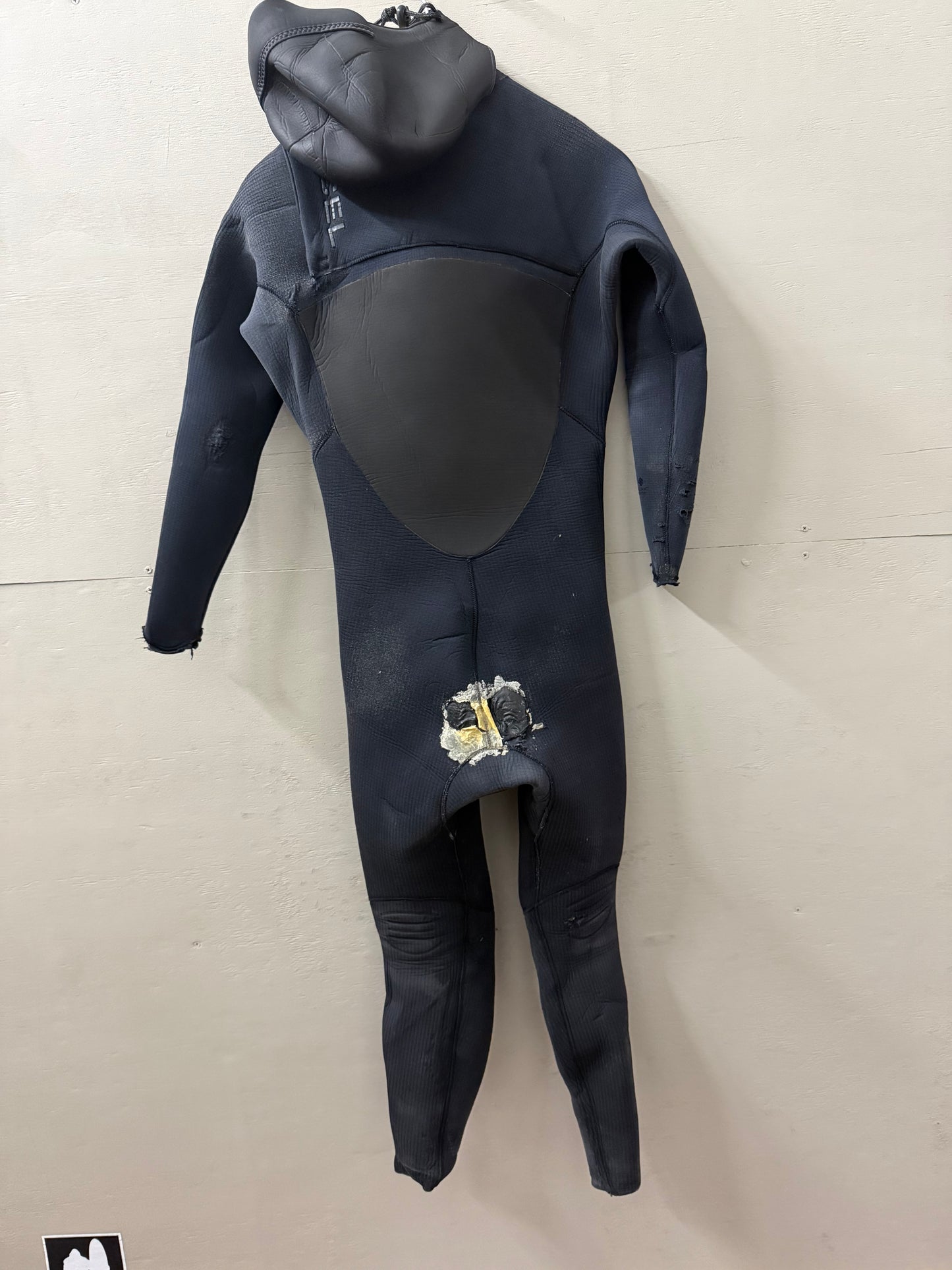 Used Mens Xcel Drylock 5/4 Hooded M (5'9"-5'11" | 155-170 lbs)