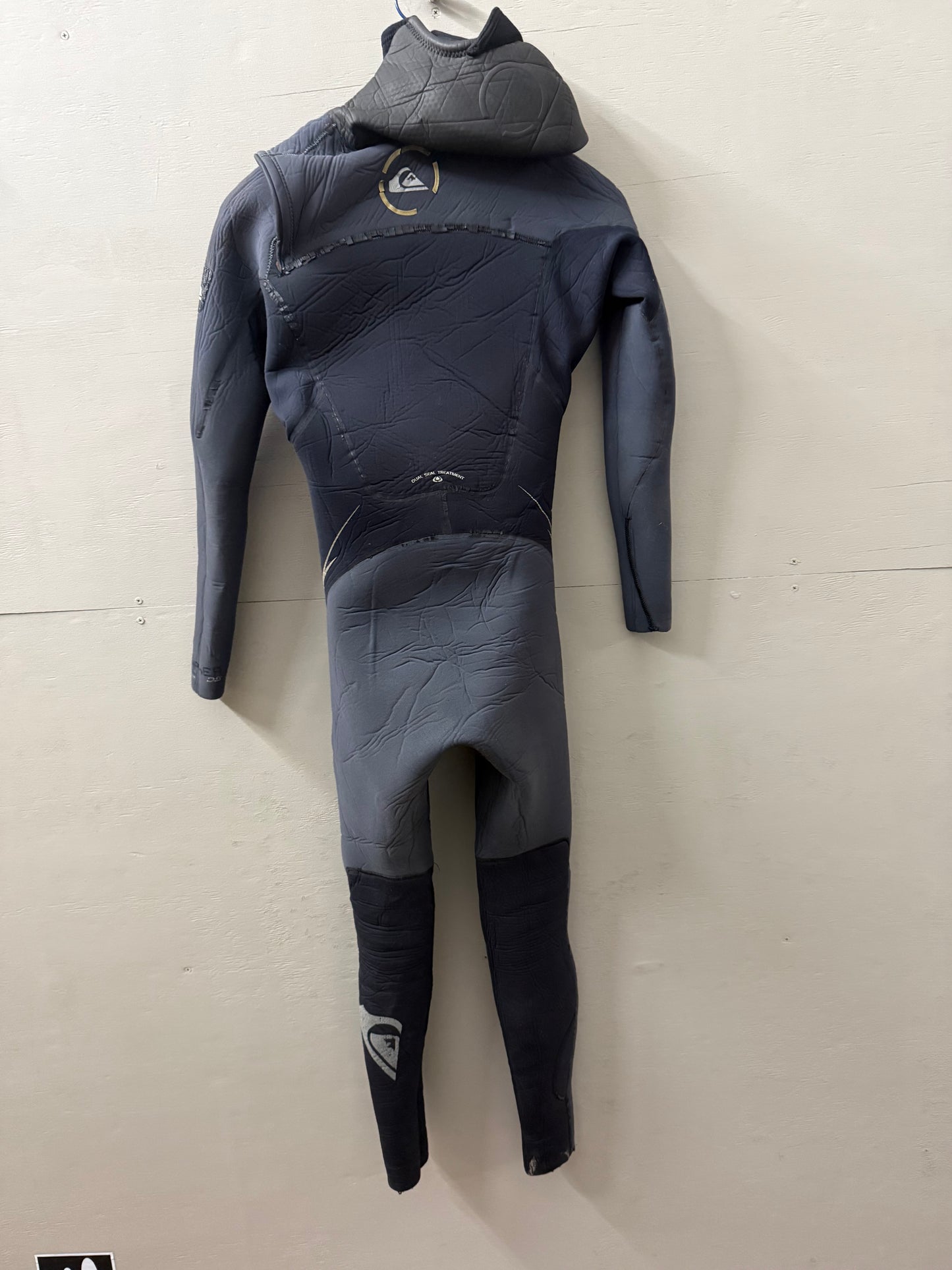 Used Mens Quiksilver Cypher 5/4/3 M (5'9"-5'11" | 155-170 lbs)